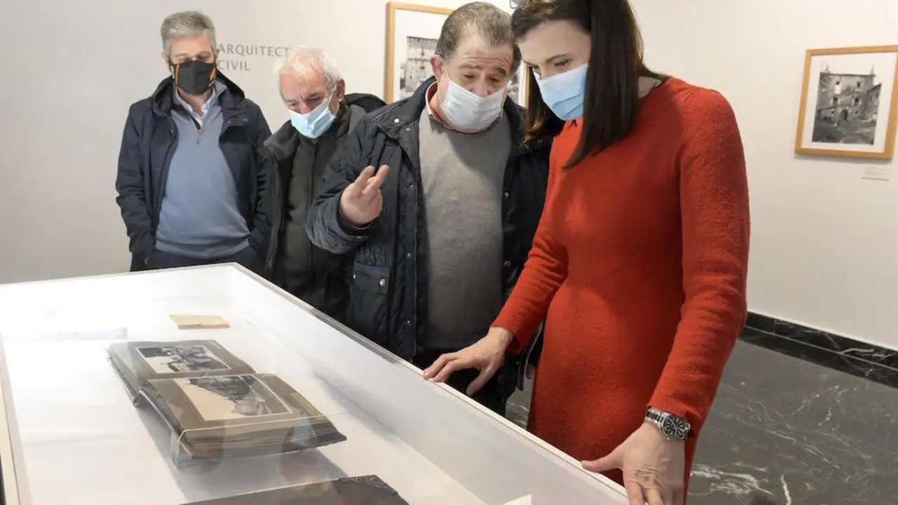 La alcaldesa de Santander visita la exposici&oacute;n 'La monta&ntilde;a art&iacute;stica y monumental' en el CDIS. / E. PRESS