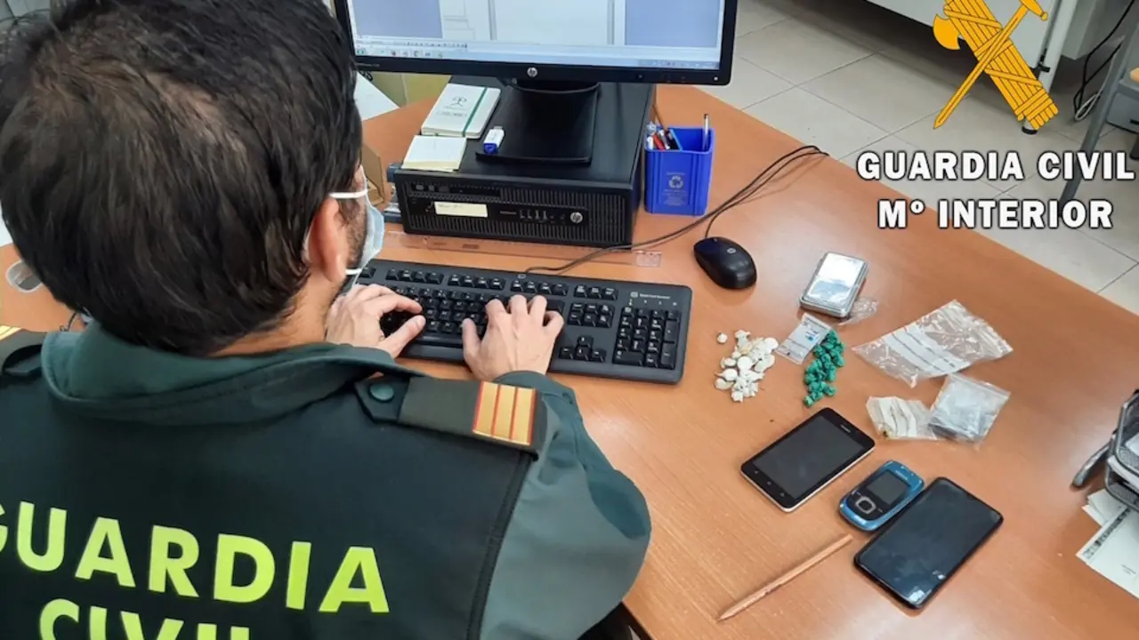 Un agente de la Guardia Civil instruye un atestado. / E. PRESS