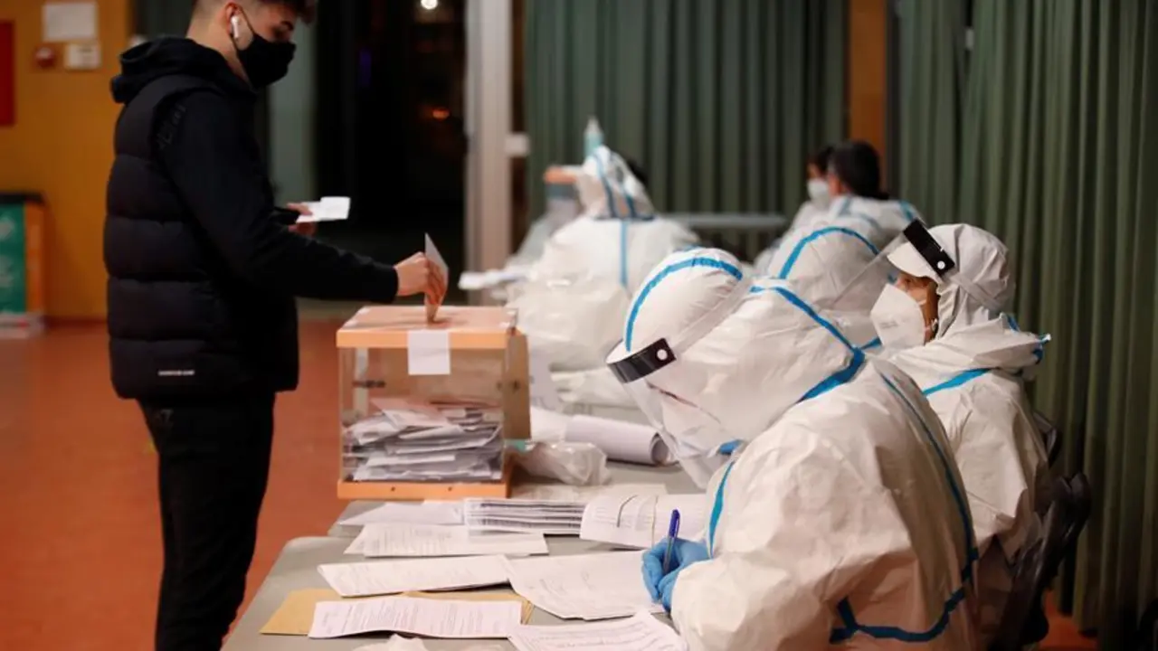 Un hombre ejerce su derecho al voto para las elecciones al Parlament de Catalu&ntilde;a, en un colegio electoral del barrio del Poblenou. En la recta final de la jornada electoral, la participaci&oacute;n en los comicios regionales de Catalu&ntilde;a se mantiene baja con respecto a los de 2017, con casi 22,6 puntos menos que en ese a&ntilde;o. EFE/ Toni Albir
