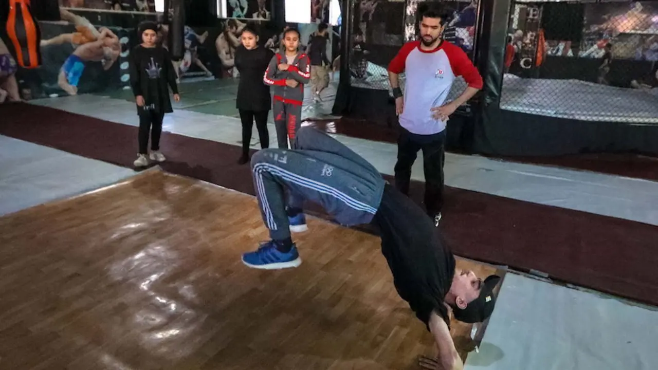 J&oacute;venes afganos bailan 'breakdance'. / HEDAYATULLAH AMID