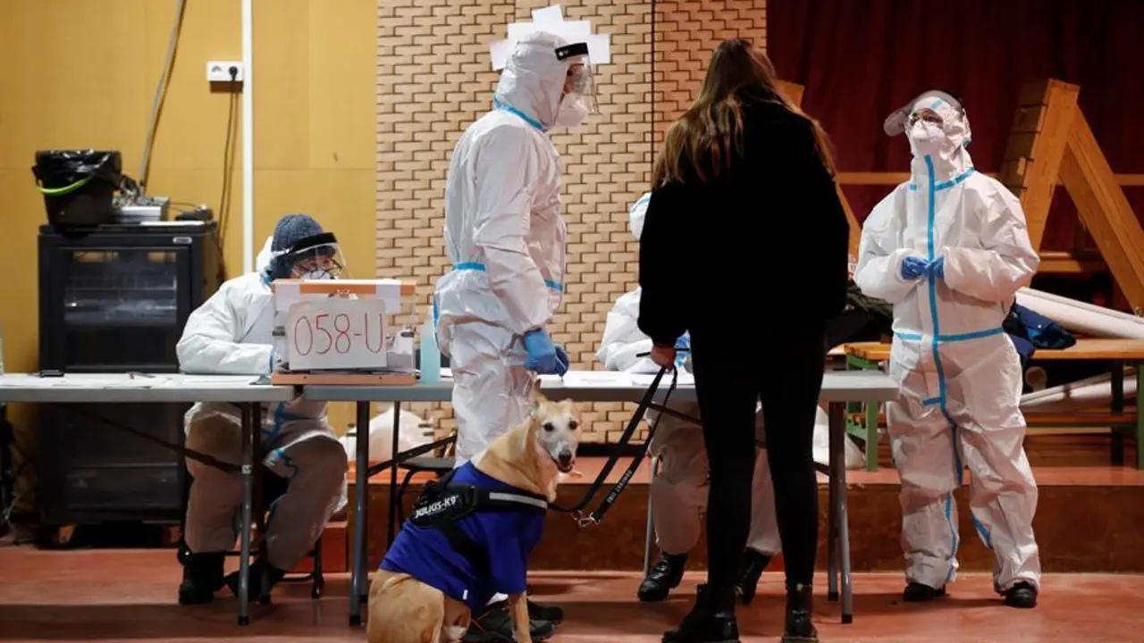 Una mujer ejerce su derecho al voto para las elecciones al Parlament de Catalu&ntilde;a, en un colegio electoral del barrio del Poblenou. En la recta final de la jornada electoral, la participaci&oacute;n en los comicios regionales de Catalu&ntilde;a se mantiene baja con respecto a los de 2017, con casi 22,6 puntos menos que en ese a&ntilde;o. EFE/ Toni Albir