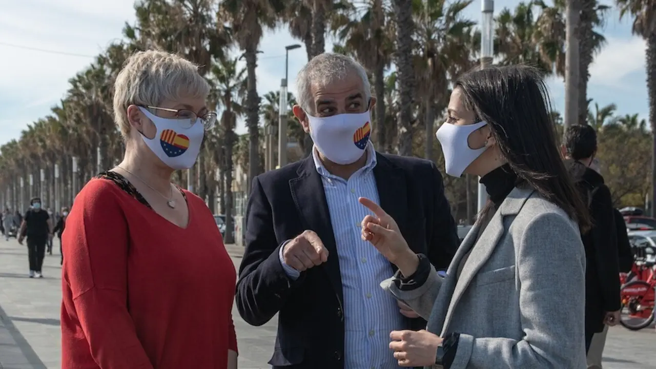 (I-D) La n&uacute;mero dos en la lista de Cs por Barcelona, Anna Grau; el candidato de Cs a la Presidencia de la Generalitat, Carlos Carrizosa, y la presidenta del partido, In&eacute;s Arrimadas, pasean en el barrio de La Barceloneta, en Barcelona, Catalunya (Espa&ntilde;a), a 13 de febrero de 2021. Catalu&ntilde;a vive este s&aacute;bado su jornada de reflexi&oacute;n antes de los comicios auton&oacute;micos que definir&aacute;n la escena pol&iacute;tica para los pr&oacute;ximos cuatro a&ntilde;os. Despu&eacute;s de las tradicionales fotograf&iacute;as que se tomar&aacute;n los candidatos para distintos medios este s&aacute;bado por la ma&ntilde;ana, el cabeza de lista de Cs, Carlos Carrizosa, pasear&aacute; este s&aacute;bado por la Barceloneta y comer&aacute; fuera de su domicilio, mientras que el resto del d&iacute;a tiene previsto pasarlo con su familia en casa.
13 FEBRERO 2021;CARLOS CARRIZOSA;IN&Eacute;S ARRIMADAS;ANNA GRAU;CIUDADANOS;ELECCIONES;POL&Iacute;TICA;LA BARCELONETA;BARCELONA;CATALU&Ntilde;A;CATALUNYA;POL&Iacute;TICA;GENERALITAT;PRESIDENCIA DE LA GENERALITAT;
Lorena Sop&ecirc;na i L&ograve;pez / Europa Press
13/2/2021