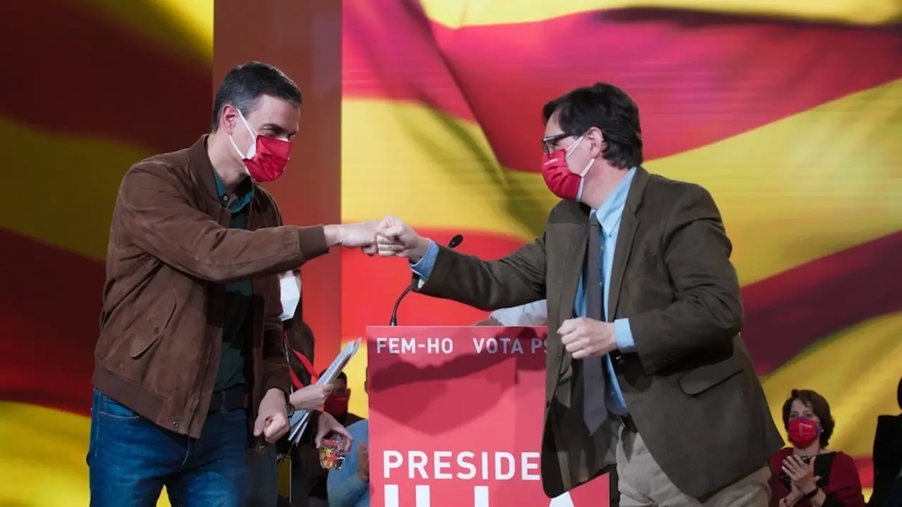 El presidente del Gobierno, Pedro S&aacute;nchez, y el candidato socialista a las elecciones catalanas, Salvador Illa, en el cierre de campa&ntilde;a para los comicios del 14 de febrero de 2021.
PSC
12/2/2021
