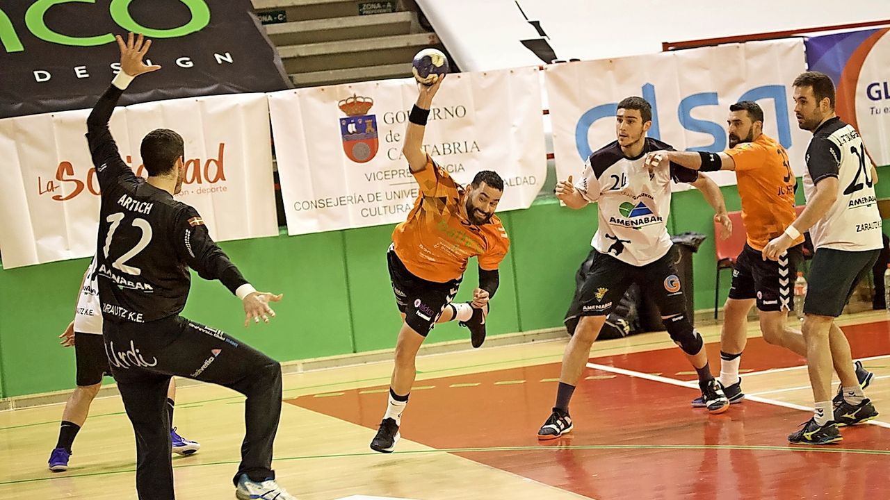 El jugador del BM Torrelavega Dani Hern&aacute;ndez se dispone a lanzar a porter&iacute;a. / Sa&uacute;l Ceballos