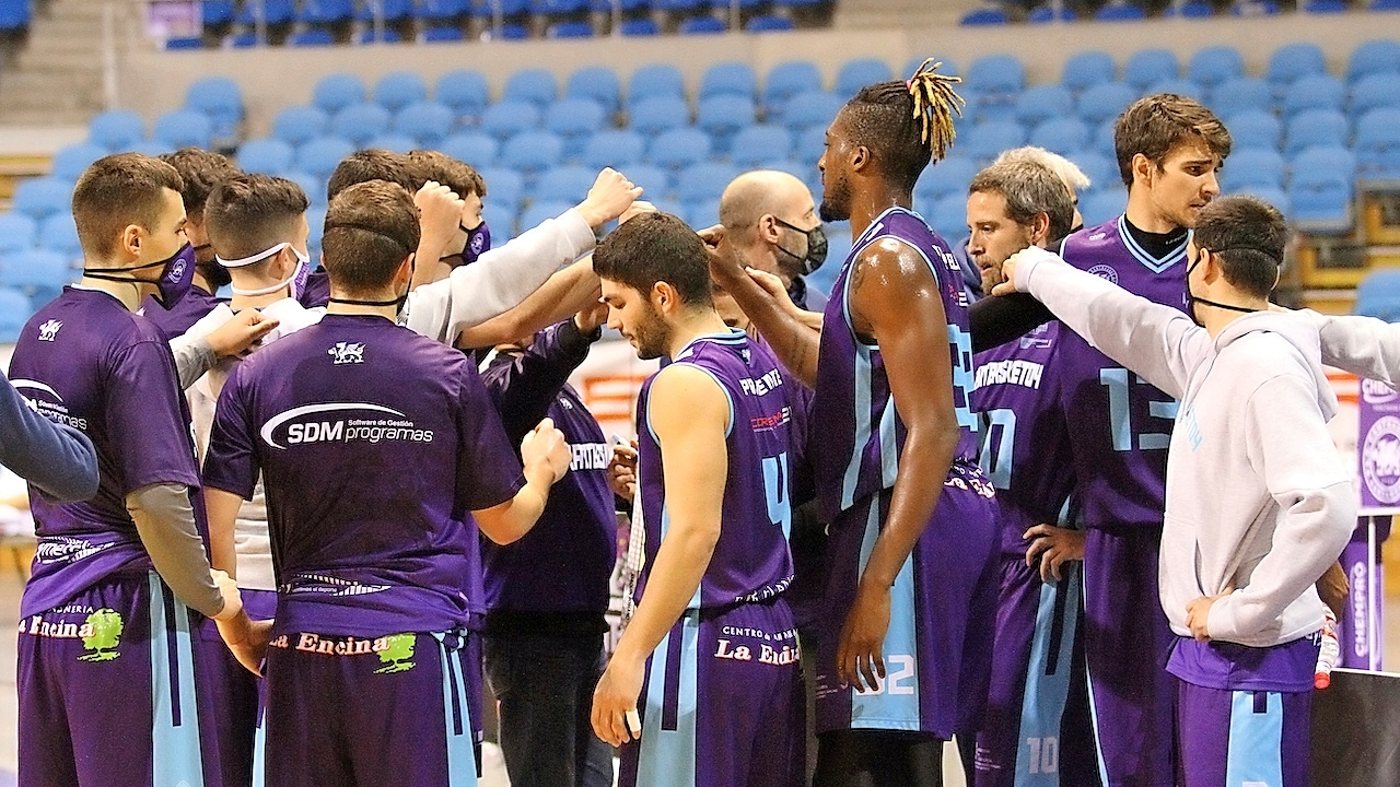 Los jugadores del Cantbasket 04 en un tiempo muerto. / Pablo Lanza