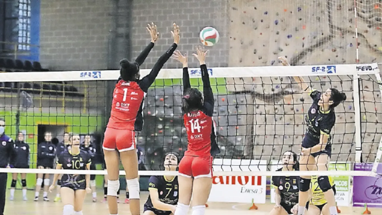 Acci&oacute;n de ataque del  Voleibol Torrelavega. / ALERTA