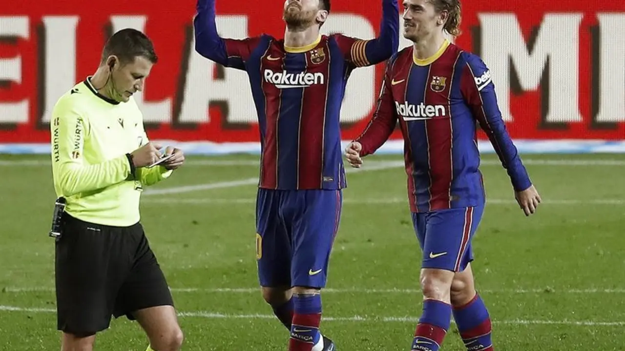 Los jugadores del FC Barcelona, el argentino Leo Messi (y) y el franc&eacute;s Antoine Griezmann, celebran el segundo gol del equipo blaugrana durante el encuentro correspondiente a la jornada 23 de primera divisi&oacute;n que disputan hoy S&aacute;bado frente al Alav&eacute;s en el estadio del Nou Camp, en Barcelona. EFE/ Andreu Dalmau.