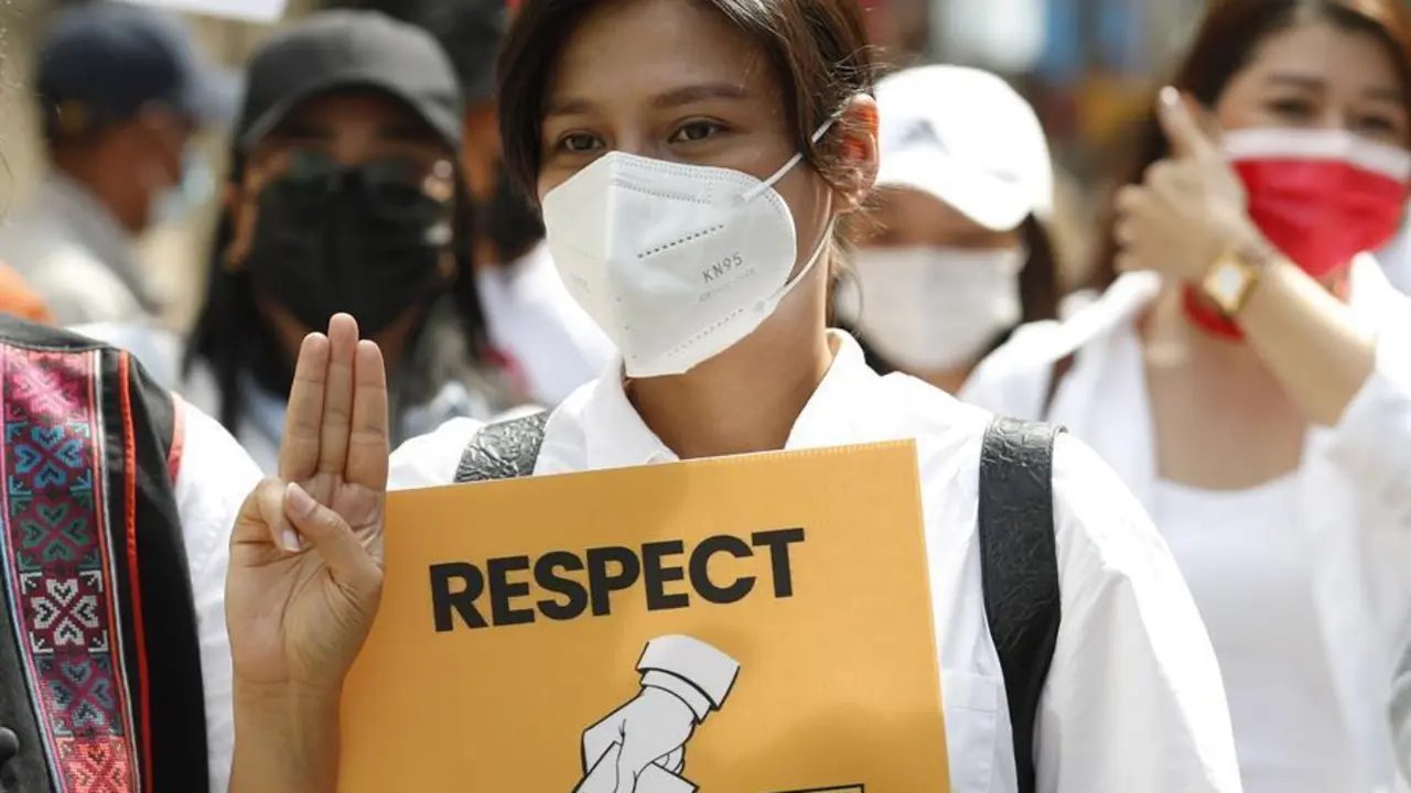 La actriz de Myanmar Paing Phyo Thu hace el saludo con tres dedos, un s&iacute;mbolo de resistencia, mientras se une a los manifestantes que apoyan el Movimiento de Desobediencia Civil (MDC) durante una protesta contra el golpe de Estado en Yangon, Myanmar. EFE/EPA/NYEIN CHAN NAING