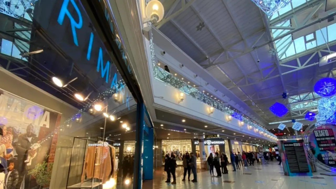 Vista del interior del Centro Comecial de Santander.