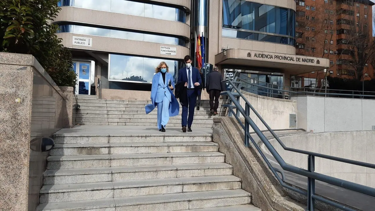 Cristina Cifuentes saliendo de la Audiencia Provincial acompa&ntilde;ada de su hijo