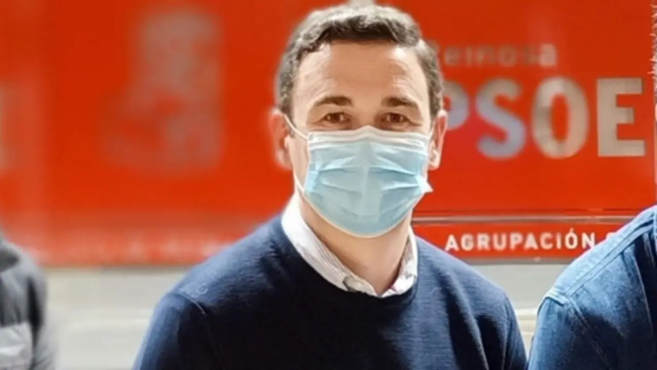 El portavoz del grupo socialista en el Ayuntamiento de Campoo de Enmedio, Eduardo Zubizarreta. / ALERTA