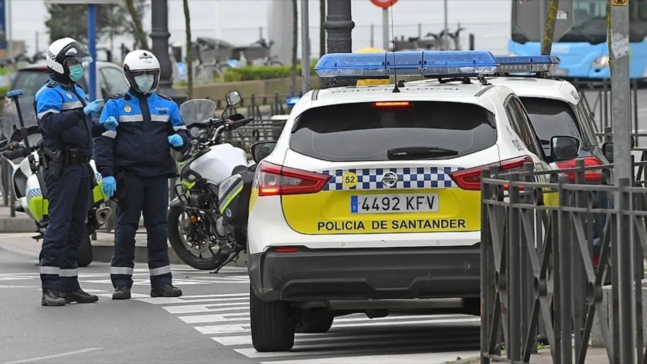 Dos agentes de la polic&iacute;a local de Santander. / ALERTA
