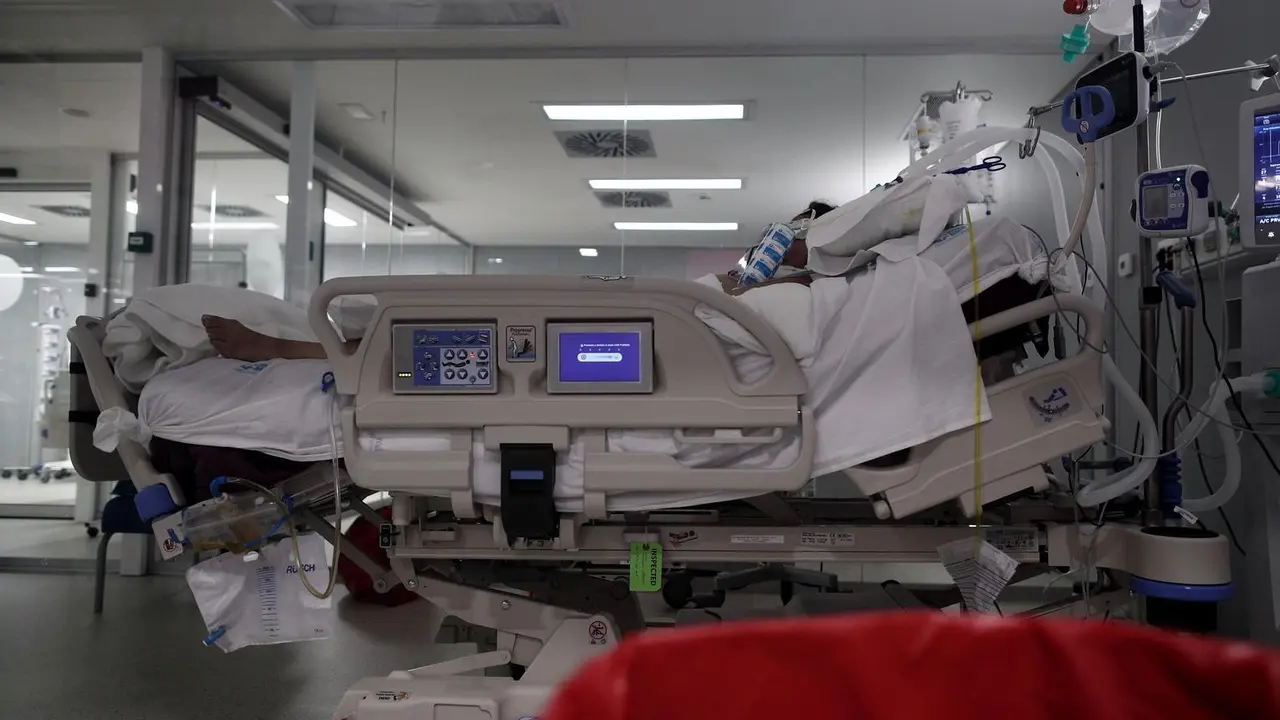 Un enfermo en una cama de la UCI del Hospital de Emergencias Isabel Zendal, Madrid (Espa&ntilde;a), a 20 de enero de 2021.