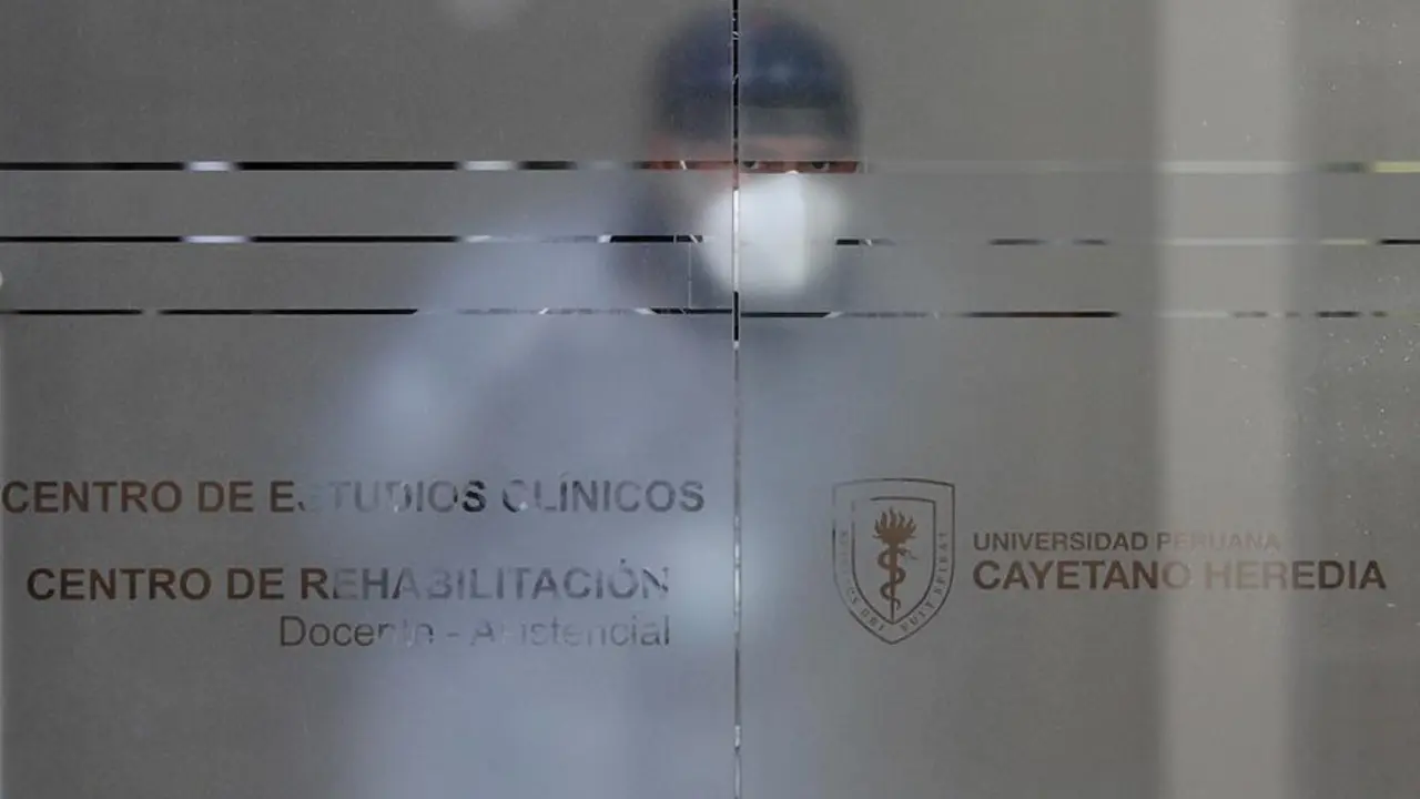 Fotograf&iacute;a de archivo fechada el 9 de septiembre de 2020 que muestra a un trabajador de salud mientras se asoma en el Centro de Estudios Cl&iacute;nicos de la Universidad Cayetano Heredia, en Lima (Per&uacute;). Adem&aacute;s del expresidente Mart&iacute;n Vizcarra y su mujer, varios altos funcionarios peruanos recibieron en secreto y "de cortes&iacute;a" vacunas de Sinopharm, un grave esc&aacute;ndalo que abre una nueva crisis pol&iacute;tica y ha levantado profundas dudas sobre todo el proceso experimentaci&oacute;n y aprobaci&oacute;n de la vacuna en Per&uacute;. EFE/ Paolo Aguilar