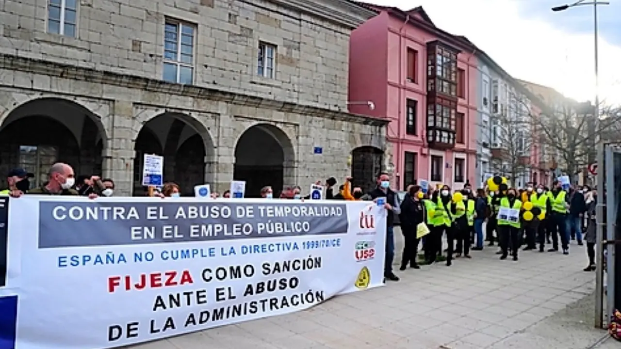 Trabajadores temporales de las administraciones p&uacute;blicas se concentraron ante el Parlamento de Cantabria. / Hardy