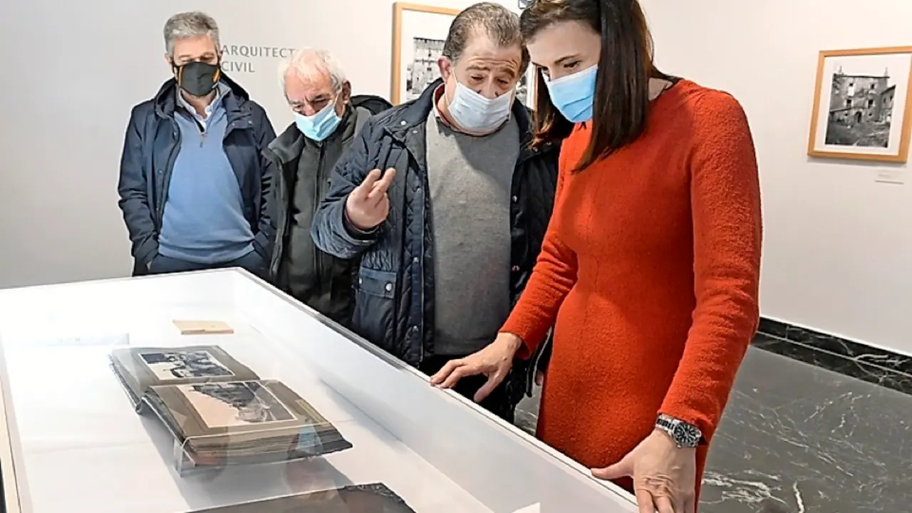 Gema Igual visitando la muestra. / ALERTA