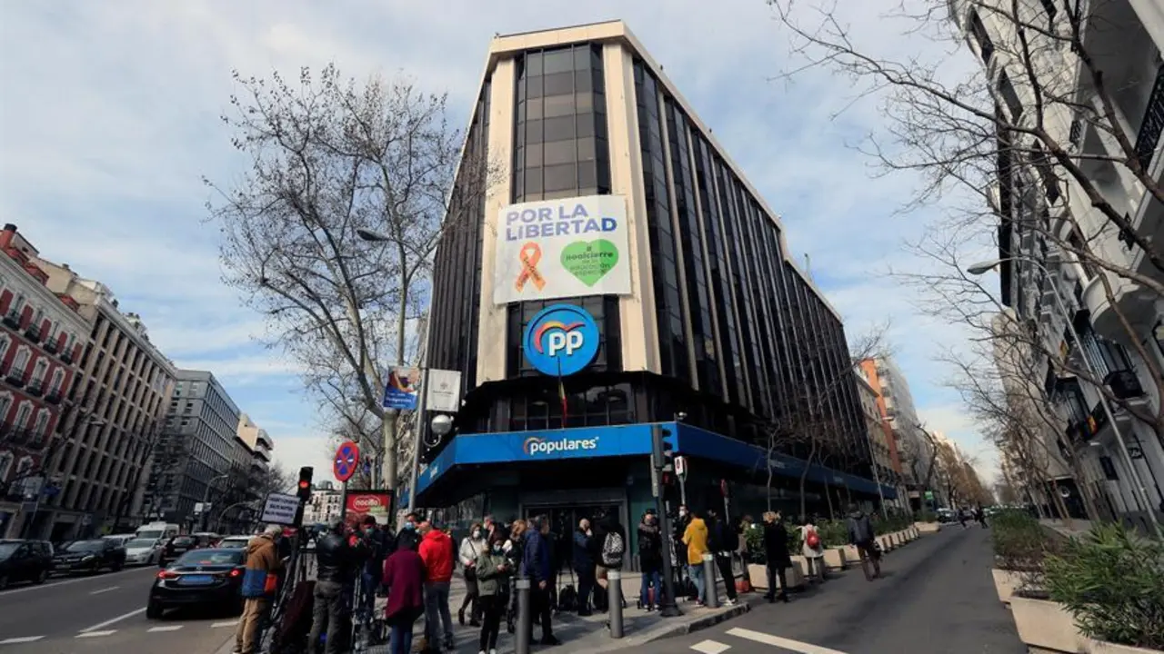 Periodistas y reporteros gr&aacute;ficos en la sede del Partido Popular en la calle G&eacute;nova donde se celebra el Comit&eacute; Ejecutivo Nacional del partido este martes, en Madrid.El presidente del PP, Pablo Casado, ha anunciado este martes que el partido dejar&aacute; su sede de la madrile&ntilde;a calle de G&eacute;nova, as&iacute; como la convocatoria de una convenci&oacute;n nacional en oto&ntilde;o, al tiempo que ha reafirmado su apuesta por el centro tras el mal resultado en las elecciones de Catalu&ntilde;a. EFE/ Fernando Alvarado