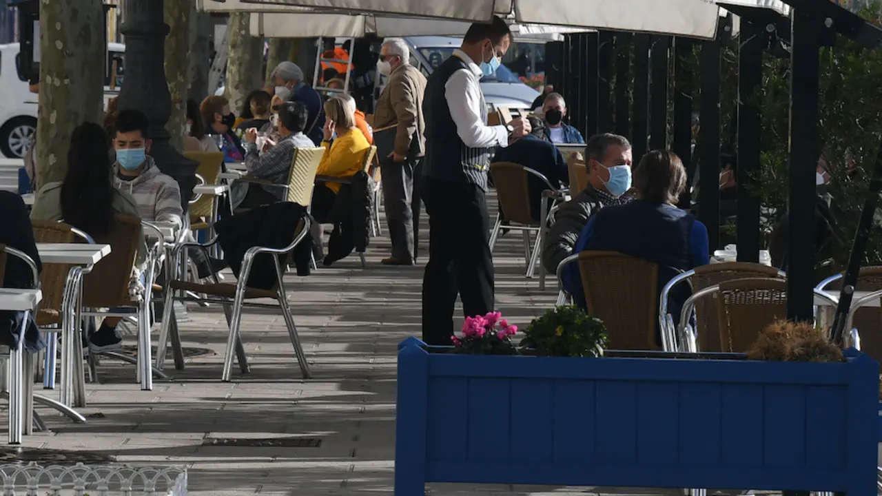 Un camarero atiende a los clientes en una terraza de Paseo Pereda en Santander. / HARDY