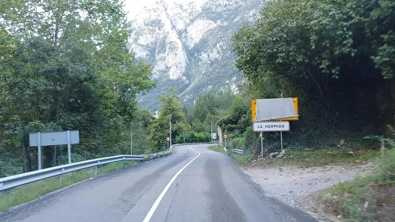 Vista de la carretera del desfiladero de la Hermida. / ALERTA