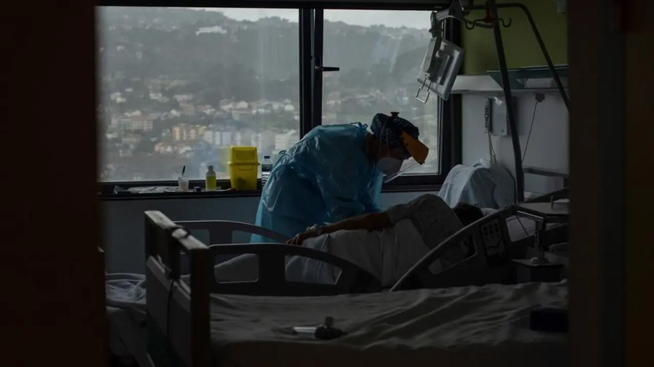 Una trabajadora sanitaria atiende a un paciente con coronavirus. EFE/Brais Lorenzo/Archivo