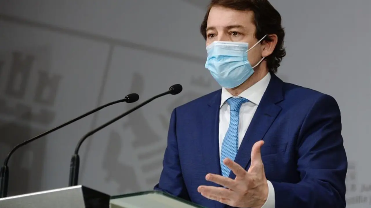 El presidente de la Junta de Castilla y Le&oacute;n, Alfonso Fern&aacute;ndez Ma&ntilde;ueco, ha asumido este martes la suspensi&oacute;n del adelanto del toque de queda que ha determinado el Tribunal Supremo, por lo que vuelve a estar fijado en las diez de la noche, pero a la vez ha anunciado el cierre de la actividad empresarial a las ocho de la tarde. EFE/Nacho Gallego