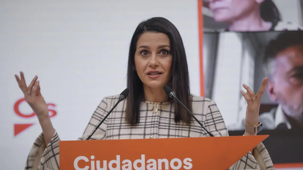 La presidenta de Ciudadanos, In&eacute;s Arrimadas, en rueda de prensa tras una reuni&oacute;n del Comit&eacute; Permanente del partido.