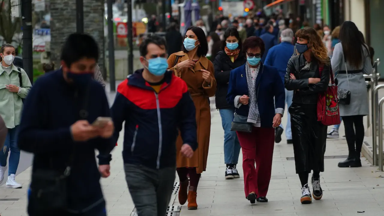 Varias personas con mascarilla caminan por el centro de Santander. / Hardy