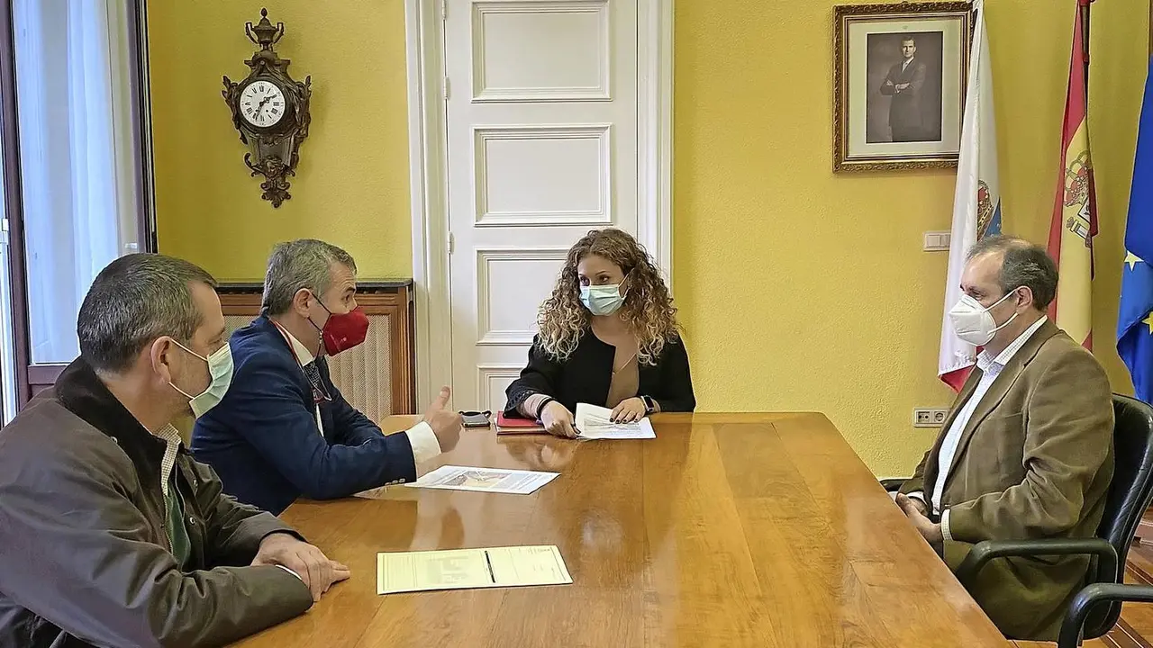 Asistentes a la reuni&oacute;n entre Bezana, Costas y Delegaci&oacute;n del Gobierno.