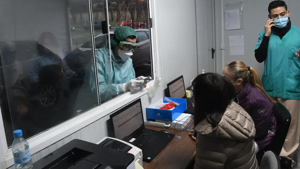 Los sanitarios en el puesto de coroauto para la realizaci&oacute;n de las PCR de detecci&oacute;n contra el coronavirus. / HARDY