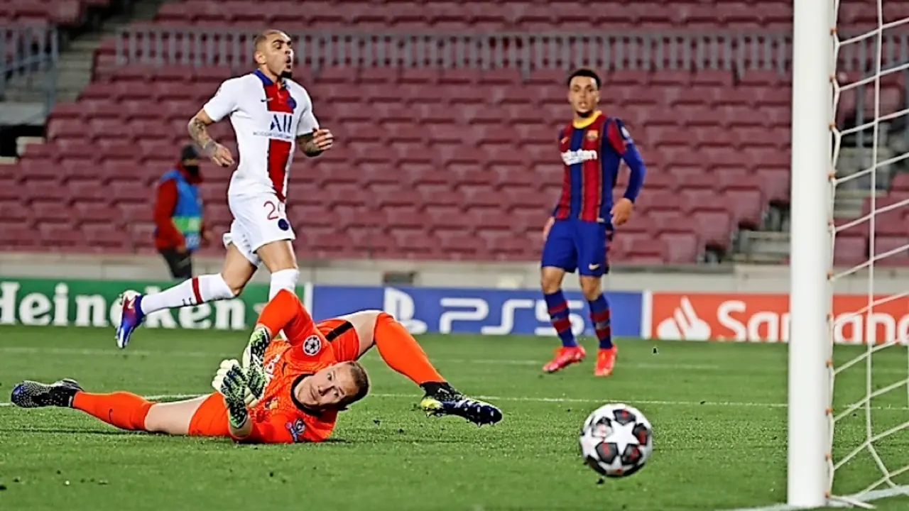 BARCELONA, 16/02/2021.- El portero alem&aacute;n del Barcelona Marc-Andr&eacute; ter Stegen (en el suelo) despeja el lanzamiento del defensa franc&eacute;s del Par&iacute;s Saint-Germain Layvin Kurzawa (i) durante el encuentro de ida de octavos de final de la Liga de Campeones entre FC Barcelona y Par&iacute;s Saint-Germain, este martes en el Camp Nou, en Barcelona. EFE/Alberto Est&eacute;vez