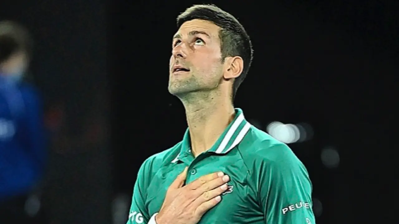 Novak Djokovic mira al cielo tras lograr el triunfo. / EFE