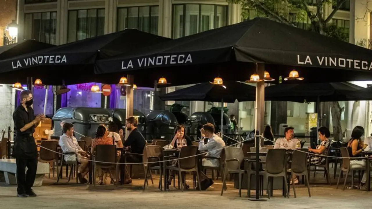 ares y terrazas de copas en la zona de Huertas y Plaza de Santa Ana en Madrid. / EFE / R. Jimenez
