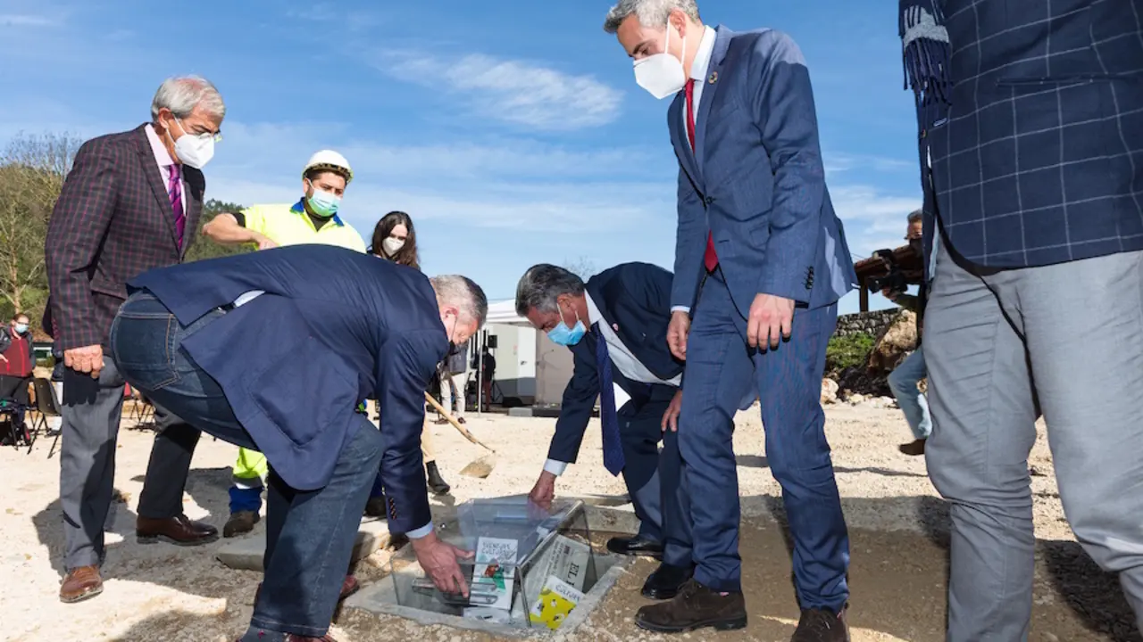El presidente, Miguel &Aacute;ngel Revilla, y el vicepresidente y consejero de Universidades, Igualdad, Cultura y Deporte, Pablo Zuloaga, asisten al acto de inicio de las obras del Centro de Arte Rupestre de Cantabria. / E. PRESS