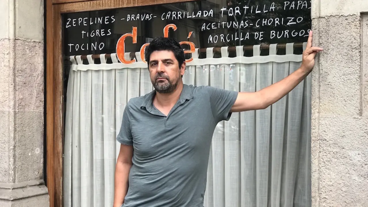 Cesc Gay rueda en Barcelona su serie de blanqueo F&eacute;lix con Leonardo Sbaraglia y Pere Arquillu&eacute;. / E. PRESS