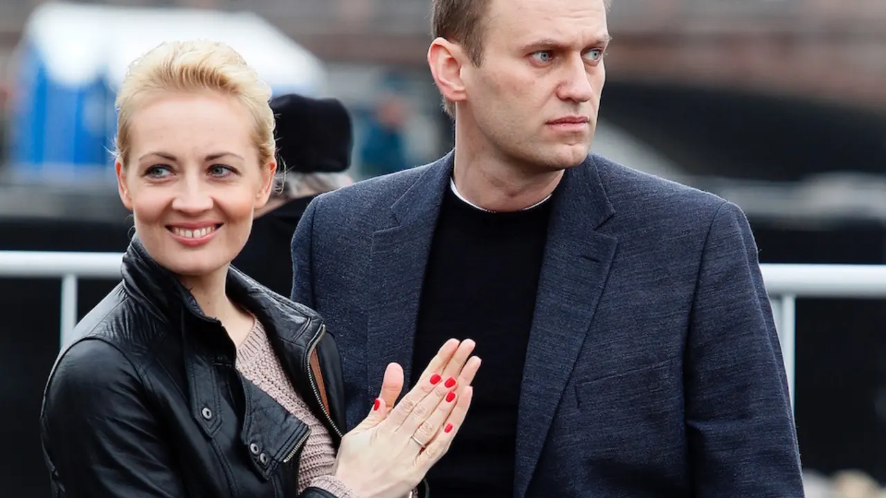 Alexei Navalni con su mujer, Julia, en un acto en Rusia. / E. PRESS