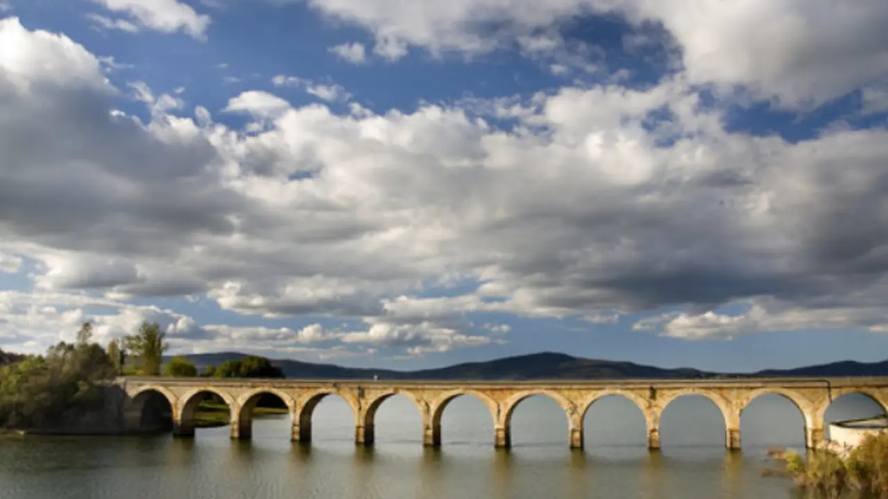 Puente sobre el pantano del Ebro