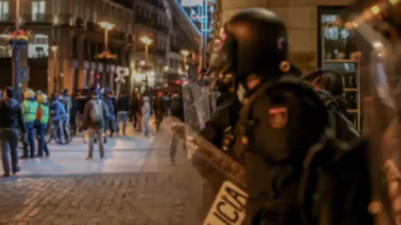 Varios agentes de la Polic&iacute;a Nacional durante una manifestaci&oacute;n contra el encarcelamiento del rapero y poeta Pablo Hasel, en la Puerta del Sol. - Ricardo Rubio - Europa Press