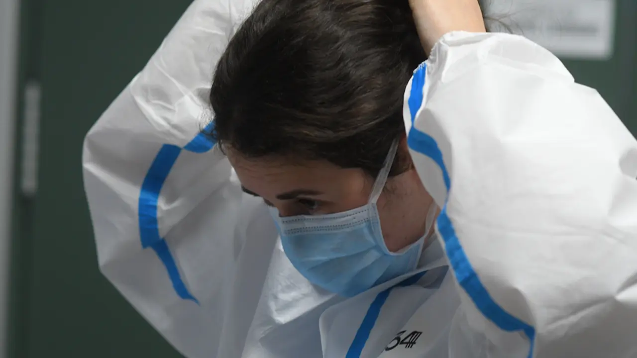 Una sanitario se prepara para entrar en la zona UCI del Hospital Marqu&eacute;s de Valdecilla. / ALERTA
