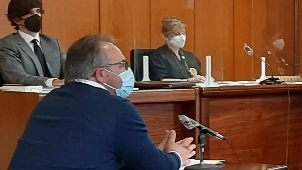 El alcalde de Vega de Li&eacute;bana, en el juicio celebrado contra &eacute;l por falsificar un documento p&uacute;blico. / ALERTA