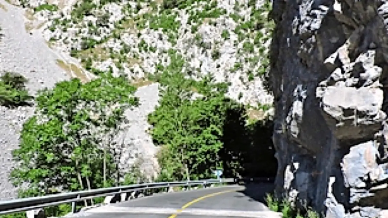 Vista de la carretera del Desfiladero de La Hermida. / ALERTA
