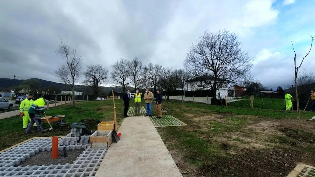 Vista de las obras del parque canino situado en la zona entre Nueva Ciudad y Campuzano. / ALERTA