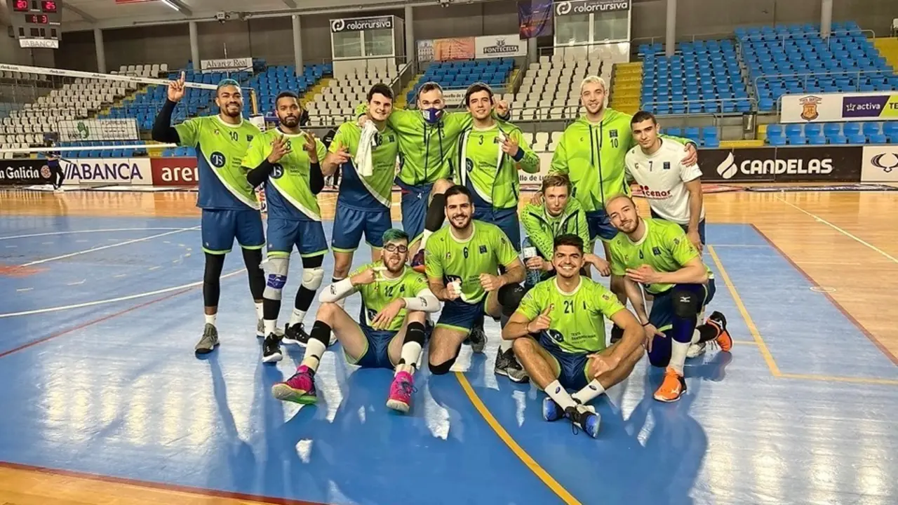 Los jugadores del equipo c&aacute;ntabro celebrando el triunfo sobre la pista lucense. / alerta
