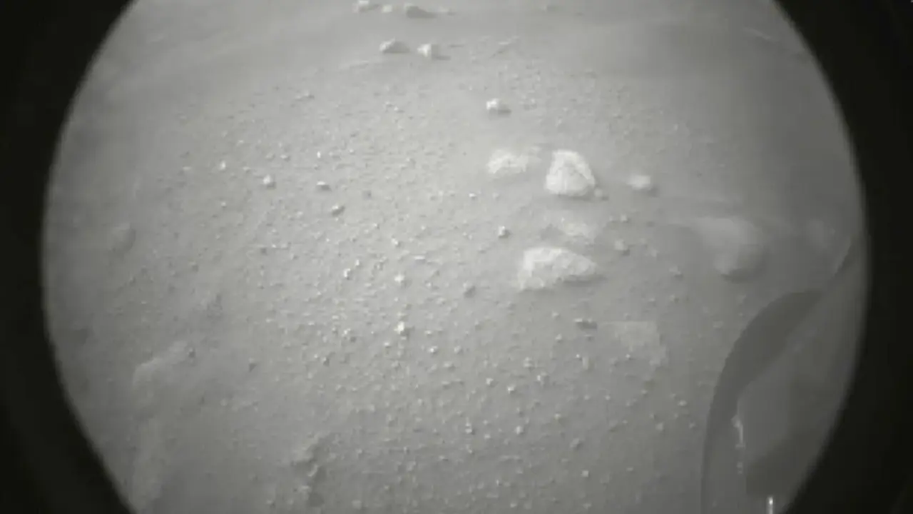 Segunda imagen tomada por el rover Perseverance nada m&aacute;s llegar a Marte. / NASA