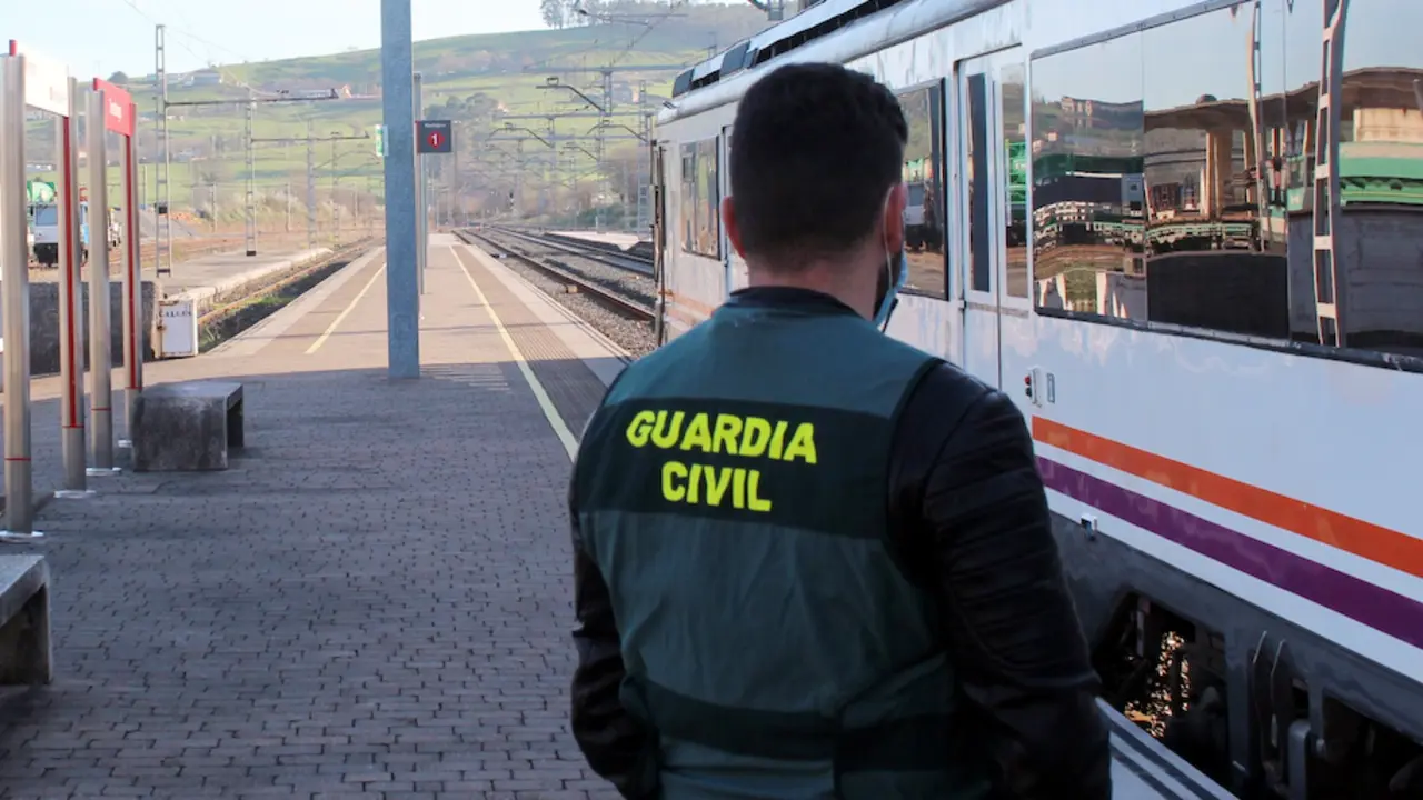 Un agente junto a uno de los trenes afectados por los grafitis. / OPC