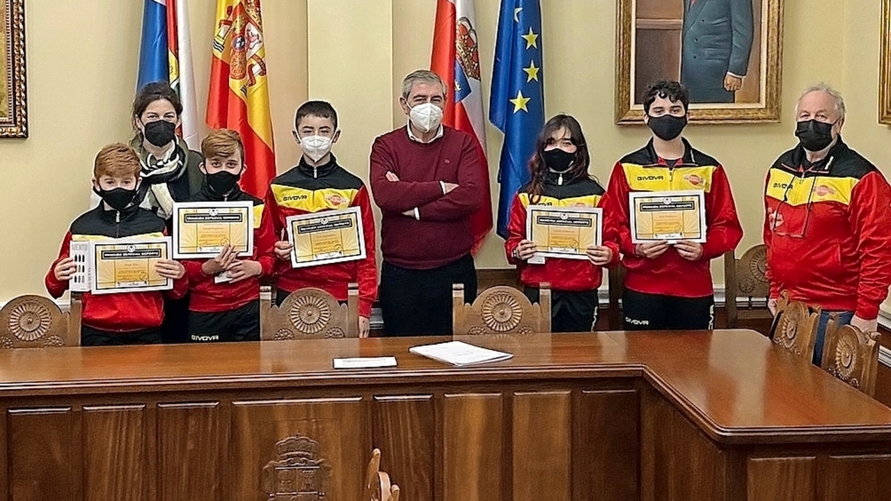 El alcalde de Suances junto al equipo de k&aacute;rate.