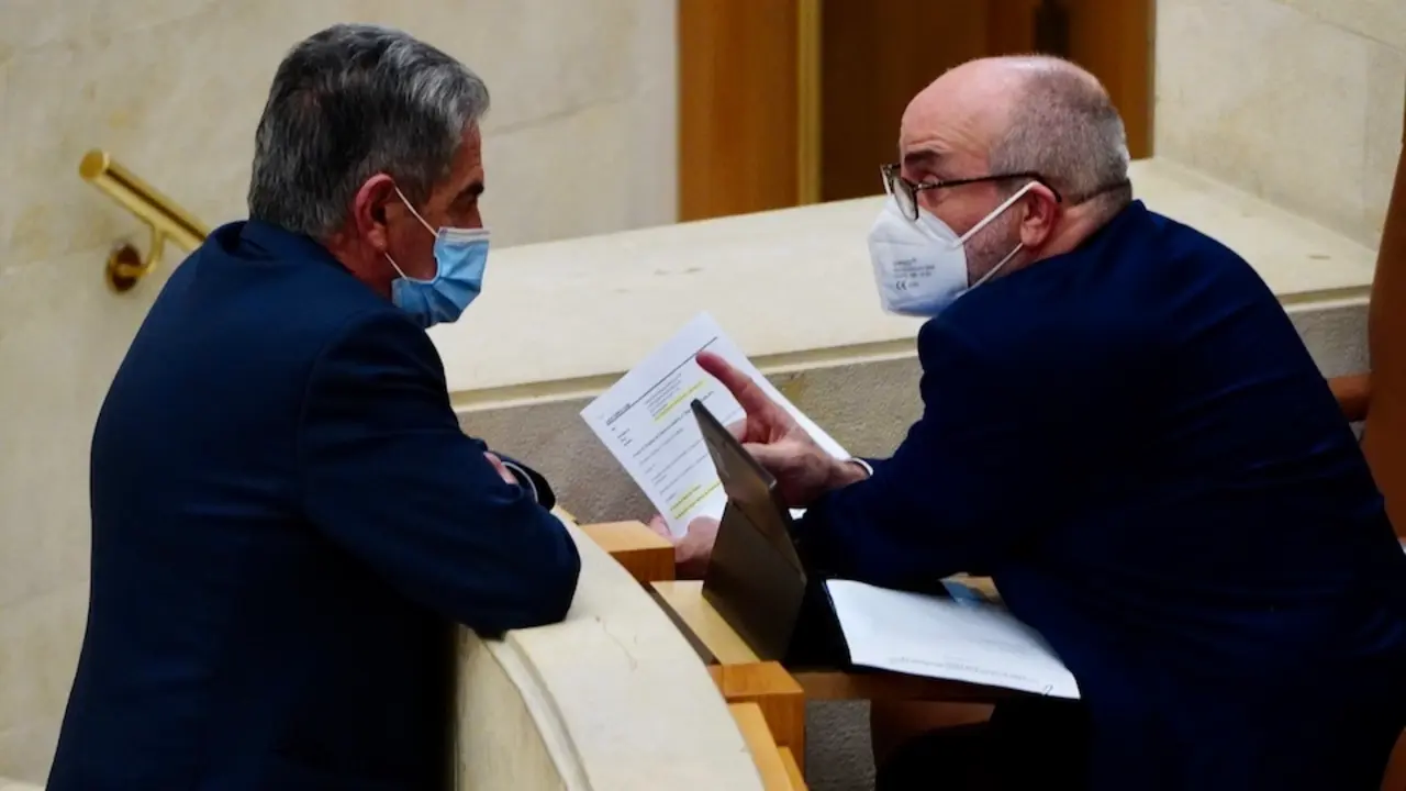 El presidente de Cantabria, Miguel &Aacute;ngel Revilla y el consejero de Sanidad Miguel Rodr&iacute;guez durante la sesi&oacute;n parlamentaria. / HARDY