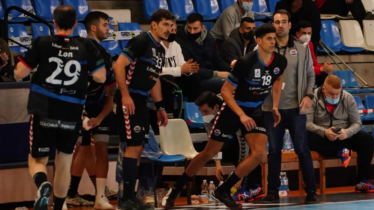 060221 SANTANDERBALONMANO SIN FIN PUENTEGENILFOTO NACHO CUBERO