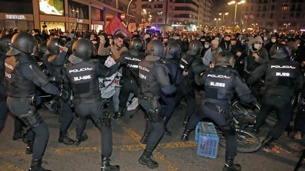 La Polic&iacute;a antidisturbios carga contra los manifestantes durante la concentraci&oacute;n convocada en Valencia en protesta por la detenci&oacute;n e ingreso en prisi&oacute;n del rapero Pablo Hasel. EFE/ Biel Ali&ntilde;o