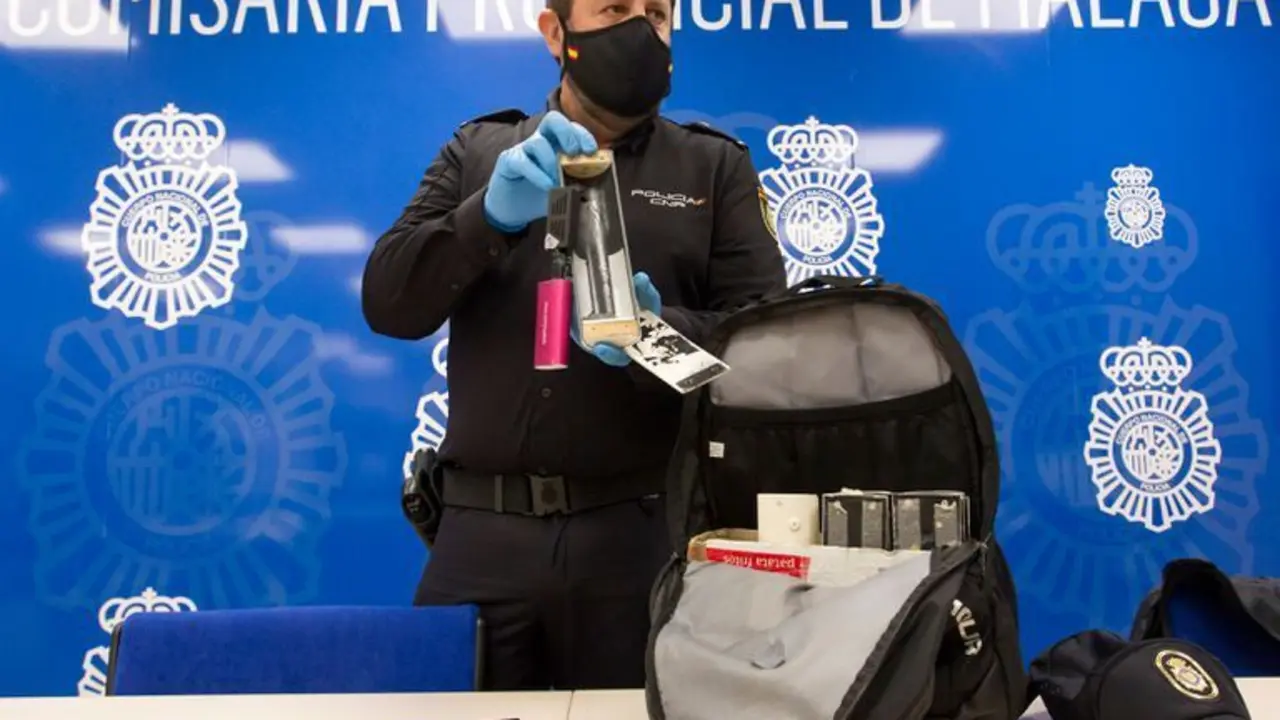 Antonio Arcos, jefe de la Brigada M&oacute;vil de la Polic&iacute;a Nacional en M&aacute;laga, muestra uno de los dispositivos usados para esconder las c&aacute;maras, este viernes.Garcia-Santos