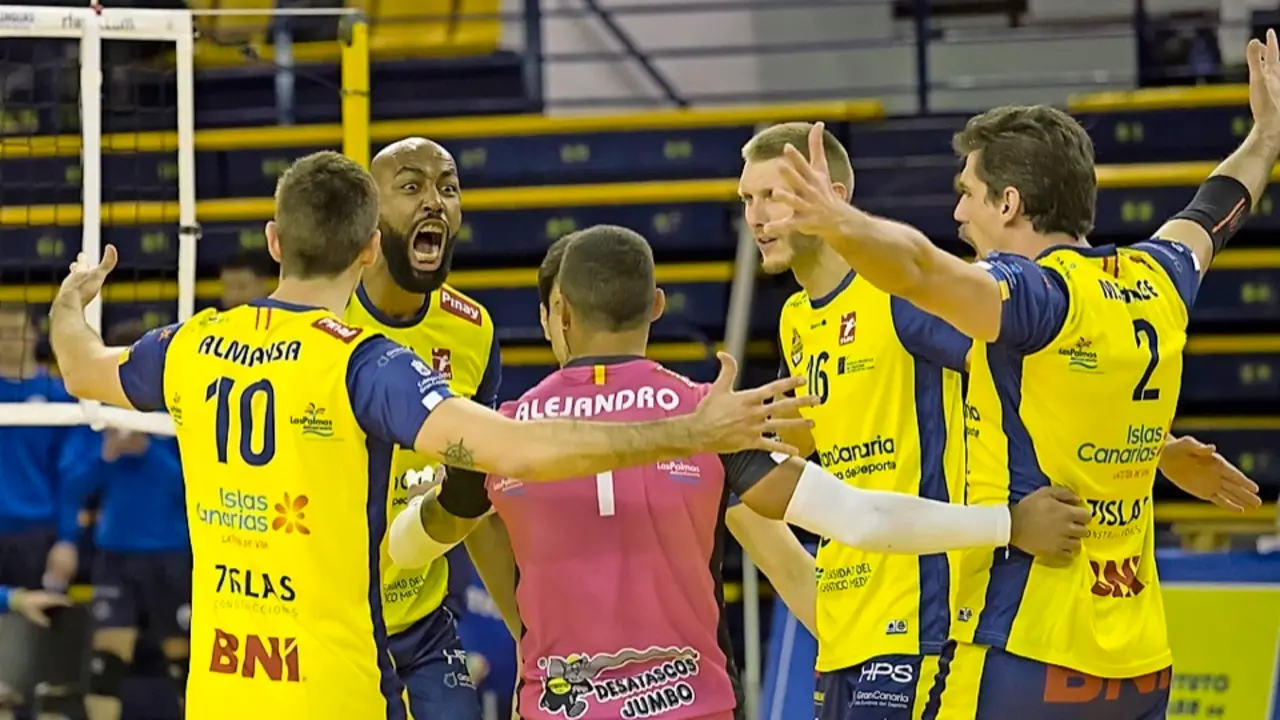 Los jugadores del CV Guaguas celebrando una victoria. / ALERTA